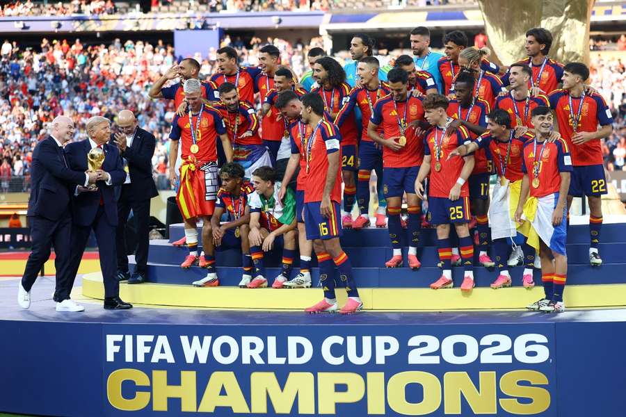 Los jugadores de España reciben la Copa del Mundo