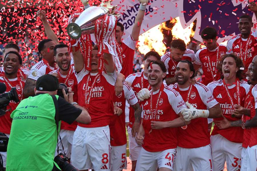 Arsenal ergue a taça de campeão da Premier League e faz a festa no Selhurst Park