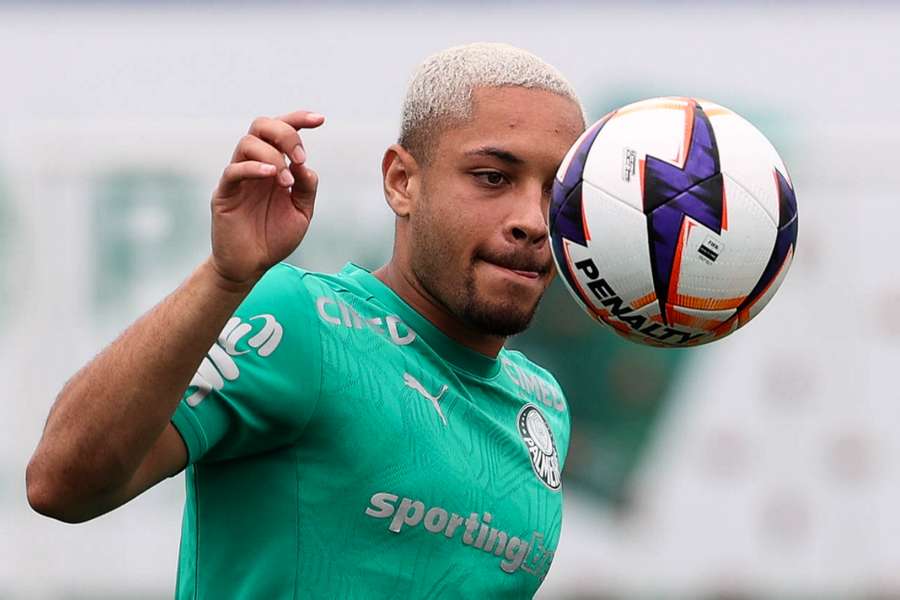 Vitor Roque treinou normalmente