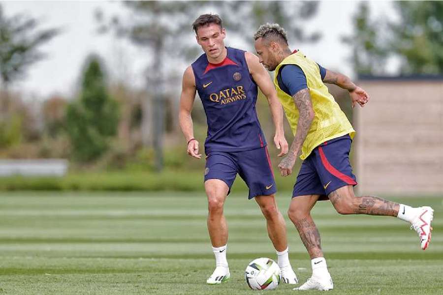 Neymar, ya recuperado, entrena con sus compañeros