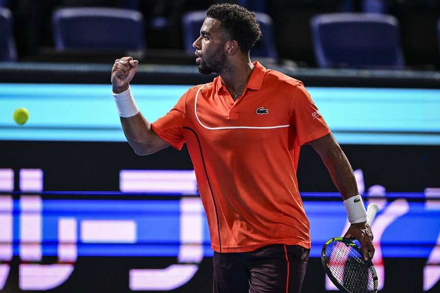 Arthur Fils a battu l'Américain Taylor Fritz, finaliste de l'US Open, en trois sets 6-4, 3-6, 6-3 jeudi au premier tour de Tokyo. 