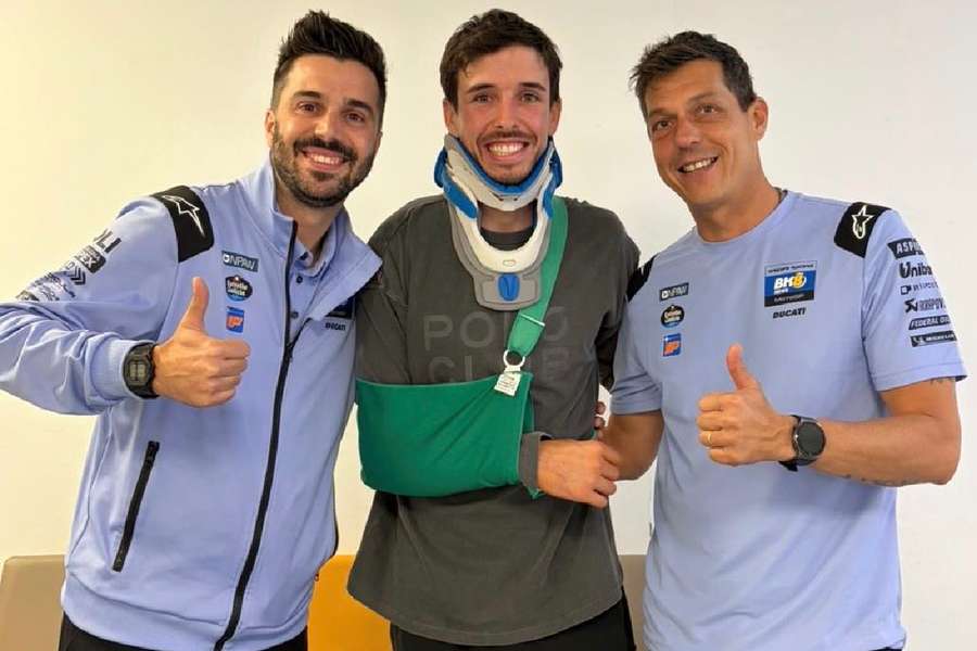 Álex Márquez, sonriente, pero aún dolorido tras su grave caída en Montmeló Álex Márquez, sonriente, pero aún dolorido tras su grave caída en Montmeló