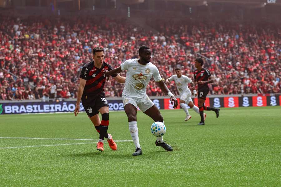 Chape teve atuação apagada na Arena da Baixada