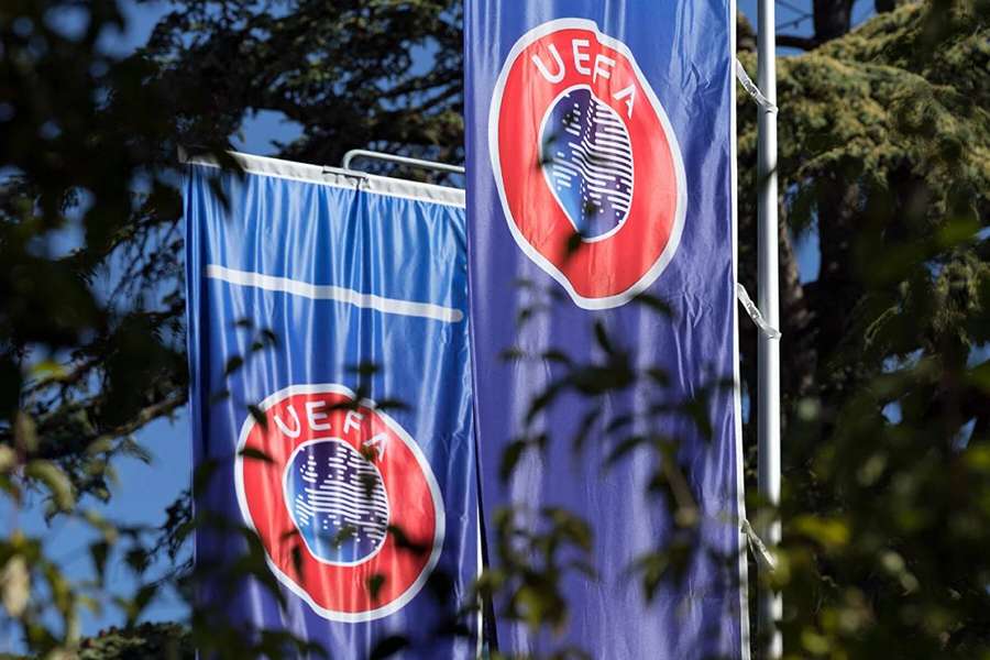 Vlajky s logem UEFA v Nyonu.