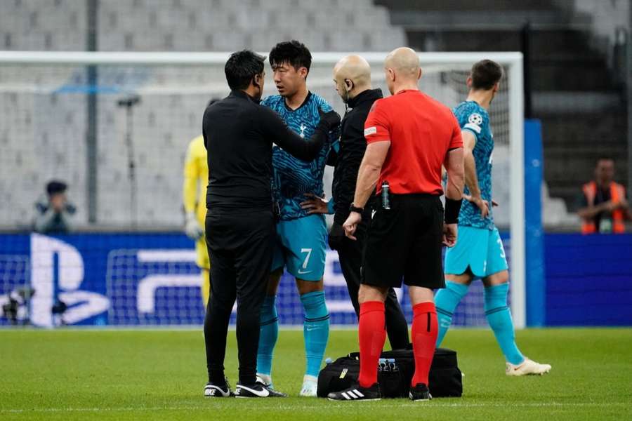 Son se retiró lesionado del partido contra el Marsella