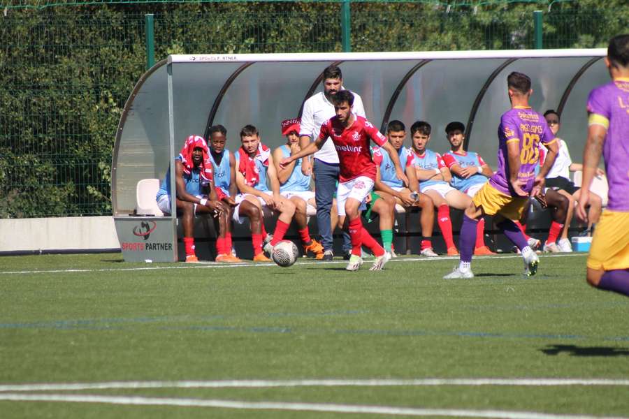 O técnico Vítor Gamito atento na linha lateral