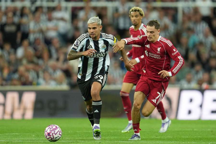 Florian Wirtz (r.) im Laufduell mit Bruno Guimaraes