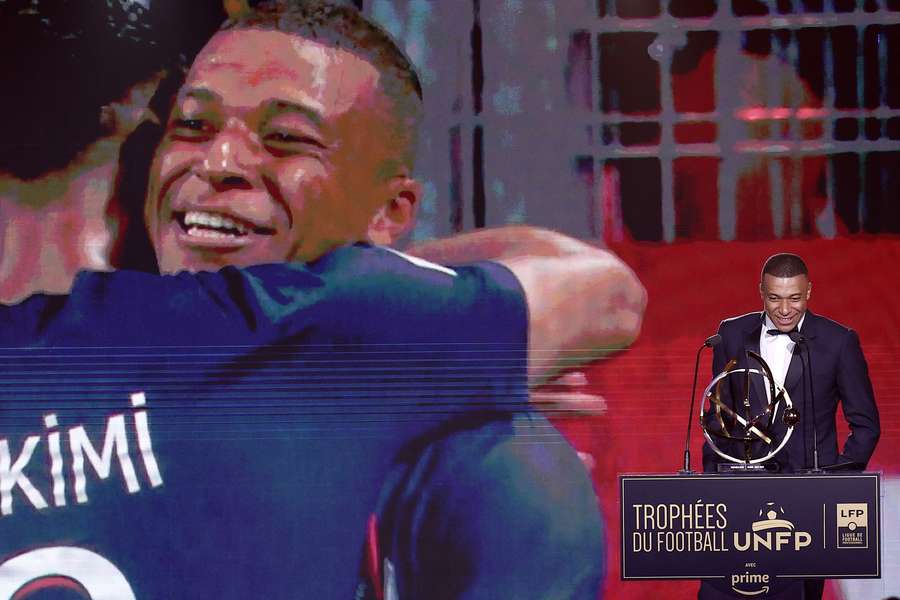 Atacantul francez al lui Paris Saint-Germain #07 Kylian Mbappe ține un discurs