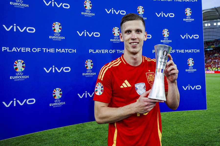 Dani Olmo, con el trofeo de Mejor Jugador del España-Alemania otorgado por la UEFA