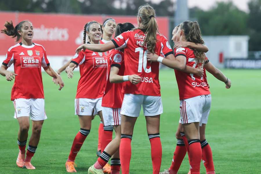 Jogadoras do Benfica celebram goleada