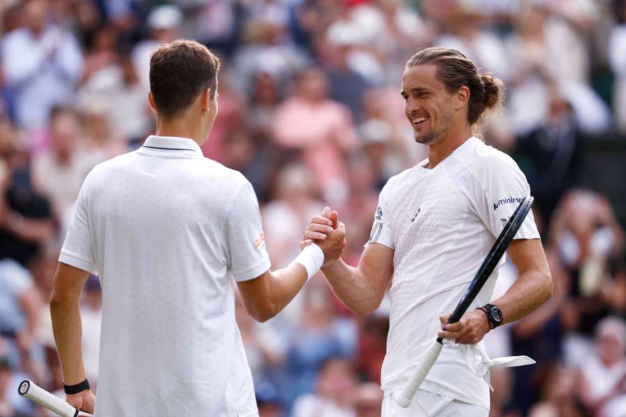 Zverev (r.) zeigte sich nach dem Viersatzsieg bestens gelaunt