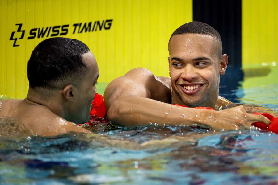 Renzo Tjon A Joe en Kenzo Simons (R) in actie op de 50 meter vrije slag tijdens de slotdag van de Eindhoven Qualification Meet op 9 april