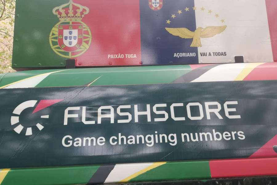 Kromě portugalských národních symbolů nechybí polepy Flashscore.