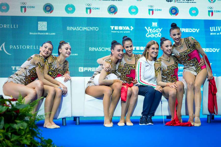 Emanuela Maccarani insieme a delle ginnaste azzurre nel 2023