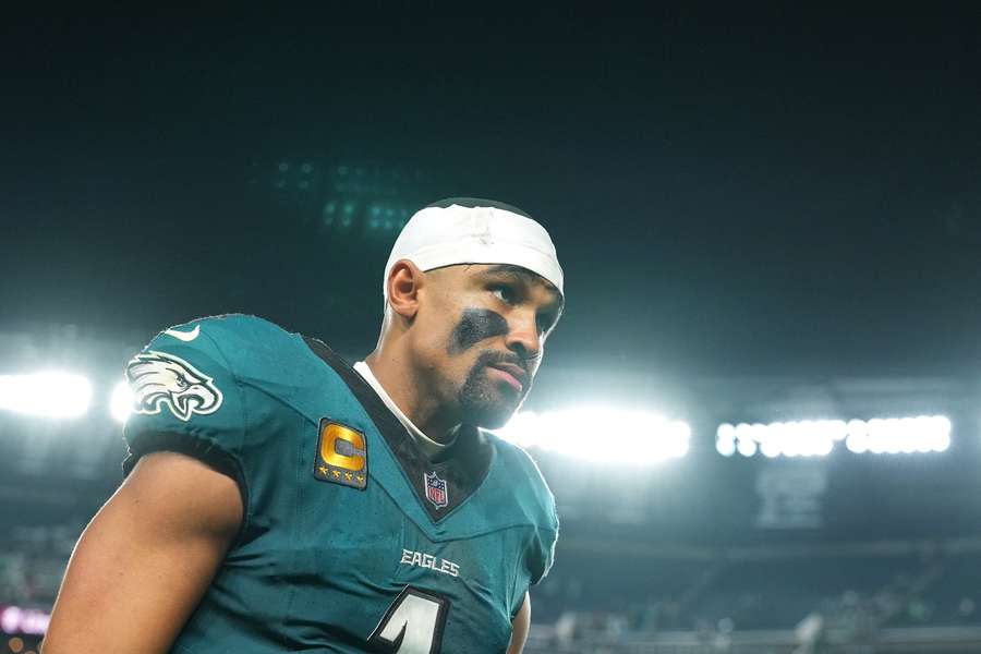 Jalen Hurts iniciou a temporada regular com grande atuação 