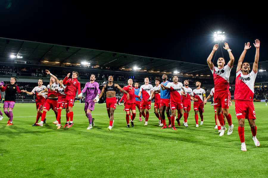 Groot feest bij FC Utrecht na de eerste zege van het seizoen
