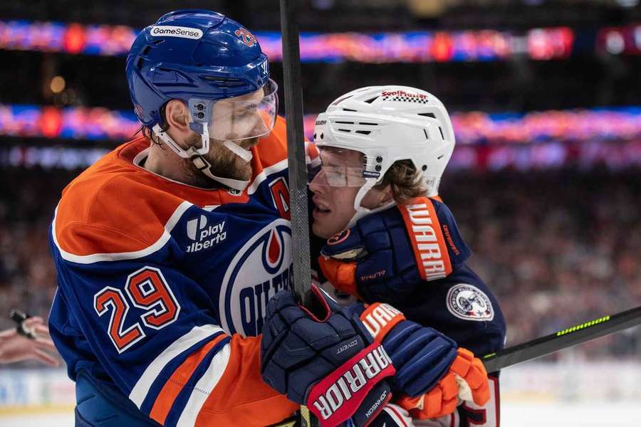 Leon Draisaitl (l.) im Zweikampf mit Kent Johnson (r.) Leon Draisaitl (l.) im Zweikampf mit Kent Johnson (r.)