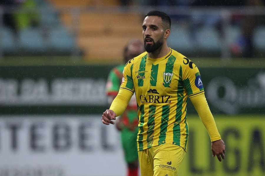João Costinha em ação pelo Tondela