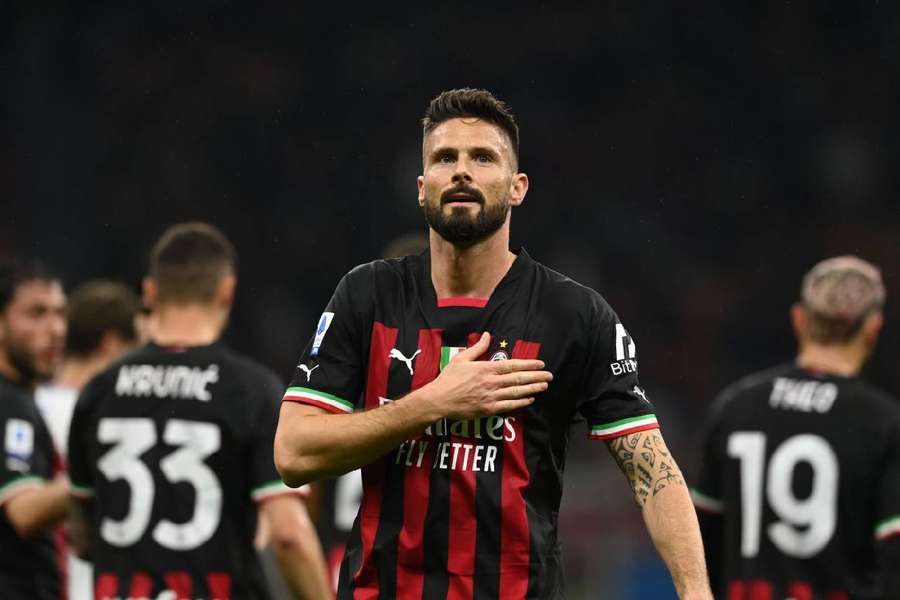 Giroud fez três gols no passeio do Milan 