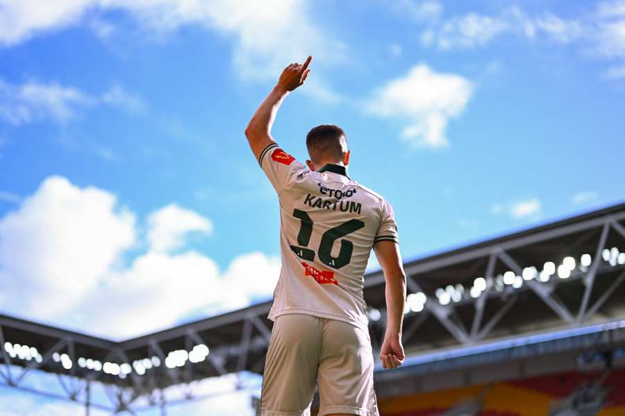 Wellington Phoenix's Sander Kartum delivered them a last gasp match-winner that kept their season alive.