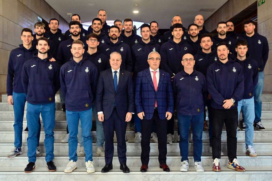 Los Hispanos en la sede del COE
