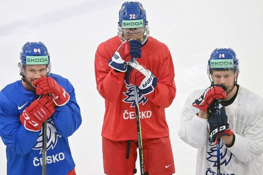 Filip Chytil (uprostřed) měl být ve svých 23 letech nejmladším hráčem kádru.