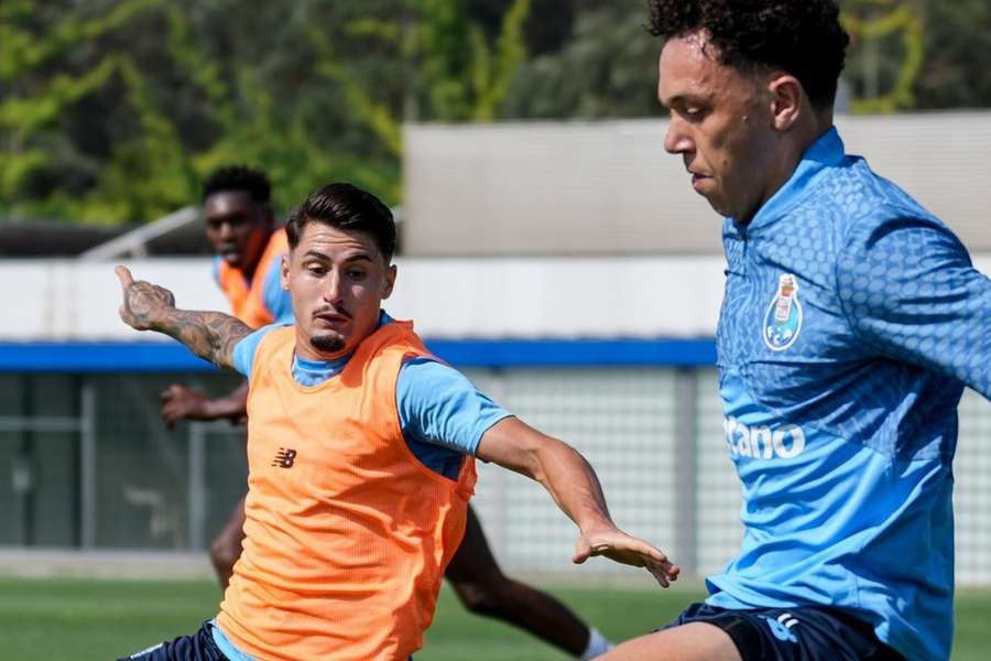 Pepê e Borja Saínz em duelo no treino