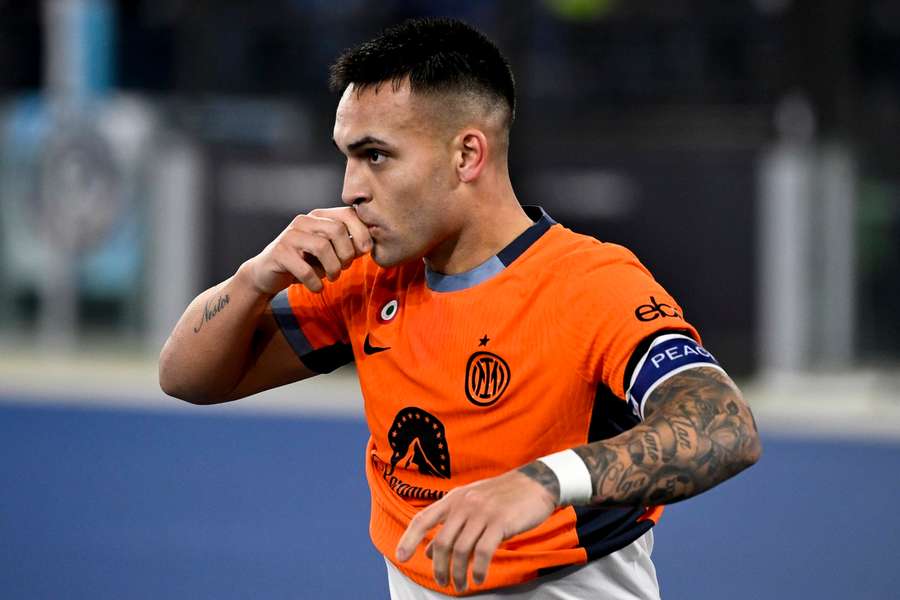 Martínez in rijtje met Faas Wilkes na treffer bij winnend Inter