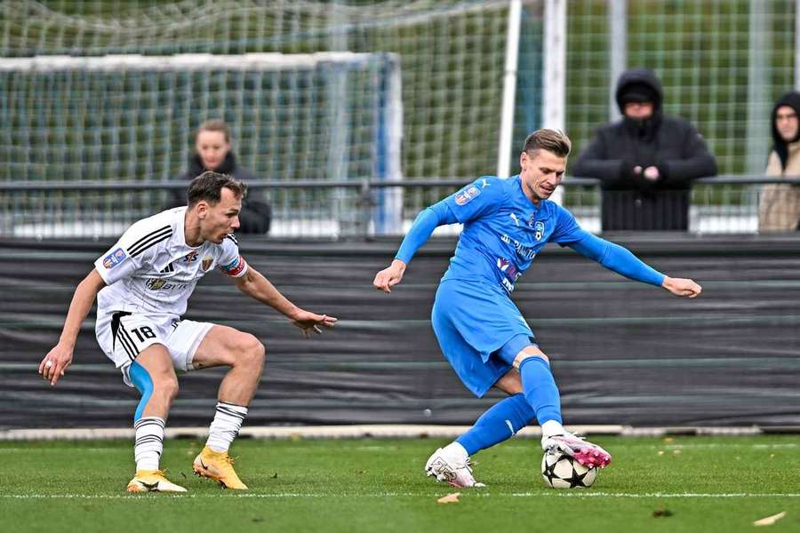 Tomasz Gajda i Łukasz Piszczek w walce o piłkę Tomasz Gajda i Łukasz Piszczek w walce o piłkę