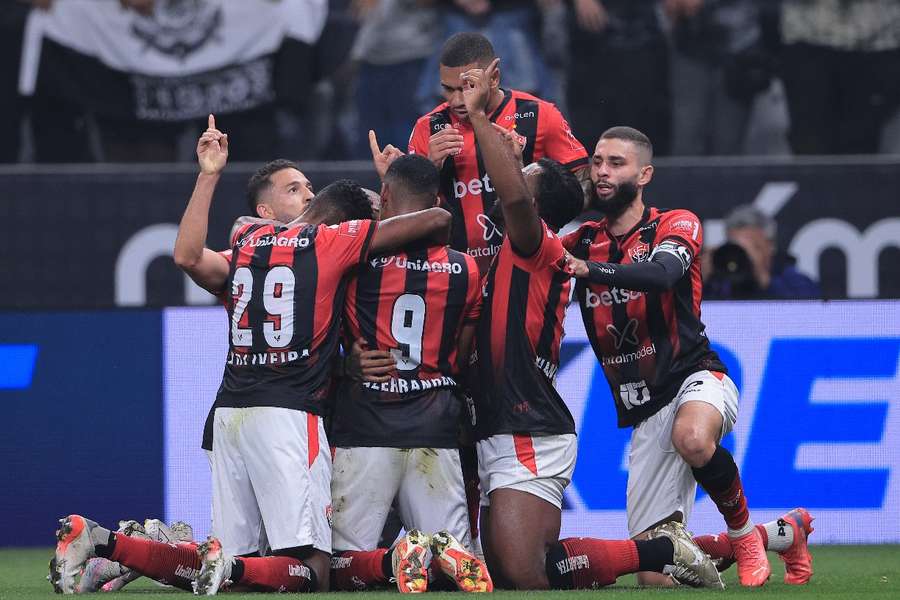 Jogadores do Vitória celebram gol marcado por Alerrandro