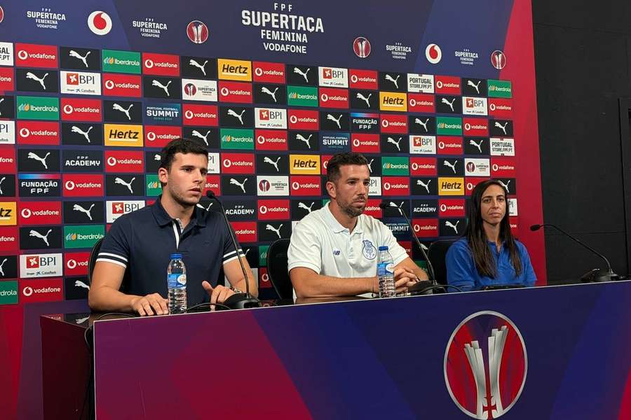 Daniel Chaves, treinador do FC Porto, e Fátima Pinto lançam Supertaça frente ao Benfica Daniel Chaves, treinador do FC Porto, e Fátima Pinto lançam Supertaça frente ao Benfica