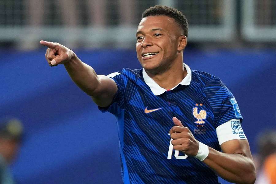 Mbappé chegou a 16 gols em Copas do Mundo ao marcar dois contra o Iraque Mbappé chegou a 16 gols em Copas do Mundo ao marcar dois contra o Iraque