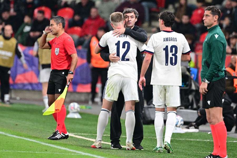Kouč Santi Denia v objetí se střídajícím Lukášem Červem v utkání s Chorvatskem. Kouč Santi Denia v objetí se střídajícím Lukášem Červem v utkání s Chorvatskem.