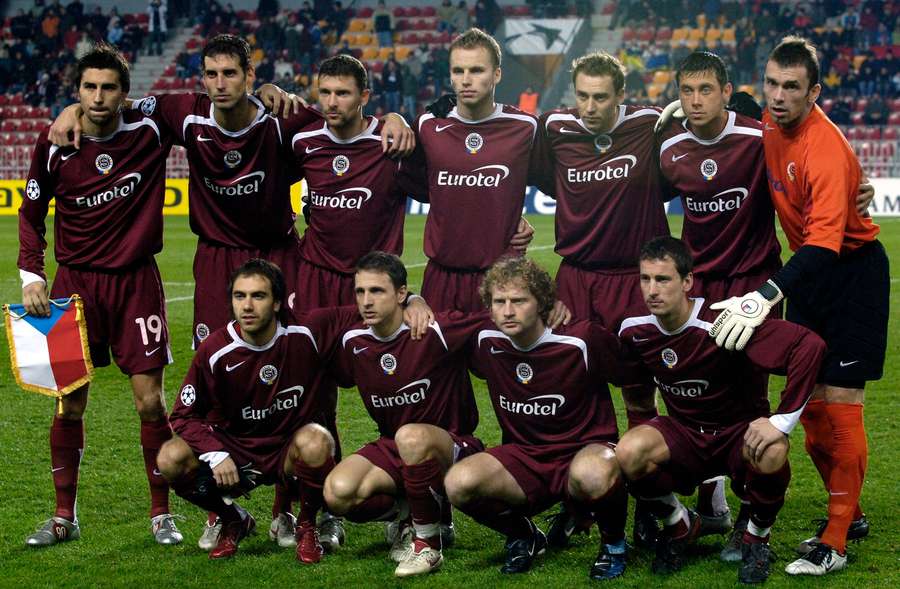 Tým Sparty v jejím dosud posledním zápase v Lize mistrů v prosinci 2005 proti Thunu. Horní řada zleva: Martin Petráš, Libor Došek, Martin Hašek, Michal Kadlec, Jan Šimák, Miroslav Slepička, Jaromír Blažek. Dolní řada zleva: Tomáš Poláček, Zdeněk Pospěch, Lukáš Zelenka, Adam Petrouš.