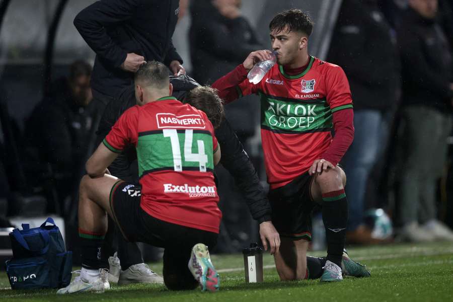 Oussama Tannane en Souffian El Karouani van NEC Nijmegen maken gebruik van de drinkpauze op 1 april 2023