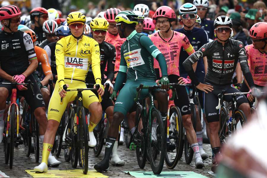 Het peloton in Semur-en-Auxois vlak voor de start