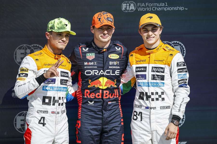 Lando Norris (G), Max Verstappen et Oscar Piastri (D) ont été les trois premiers à Silverstone.