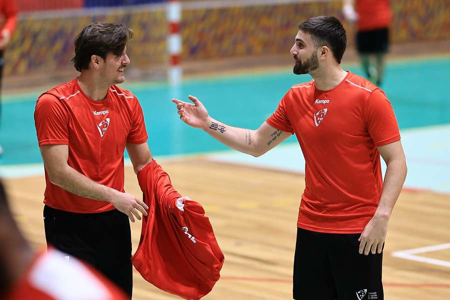 António Areia conversa com Martim Costa num treino