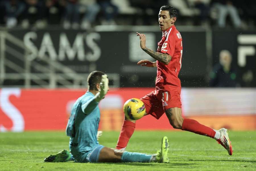 Ricardo Velho perante Di María no Farense-Benfica