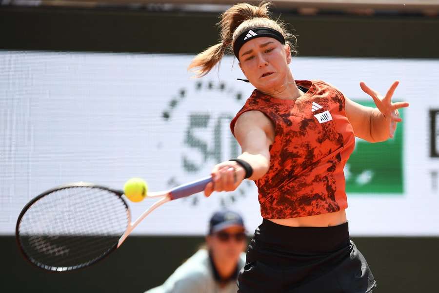 Karolina Muchova (locul 43 WTA) a învins-o în semifinalele turneului de la Roland Garros pe Aryna Sabalenka (2 WTA), scor 7-6(5), 6-7(4), 7-5.