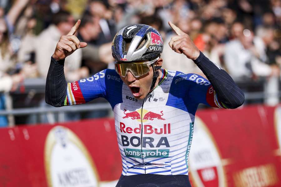 Remco Evenepoel celebra vitória na Amstel Gold Race