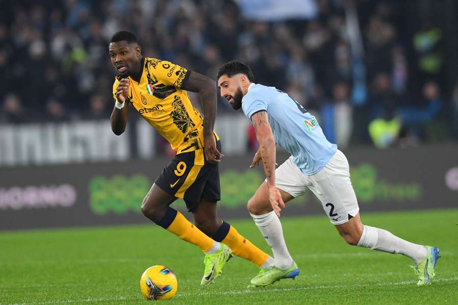 Marcus Thuram e Samuel Gigot durante Lazio-Inter