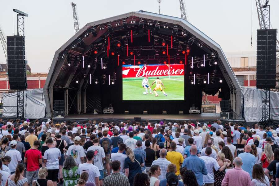 Aficionados ingleses siguiendo el Inglaterra-Ghana del Mundial en la Fan Zone Aficionados ingleses siguiendo el Inglaterra-Ghana del Mundial en la Fan Zone