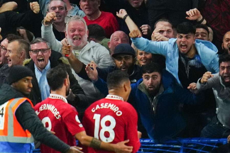 Casemiro comemora com torcida do United presente em Stamford Bridge