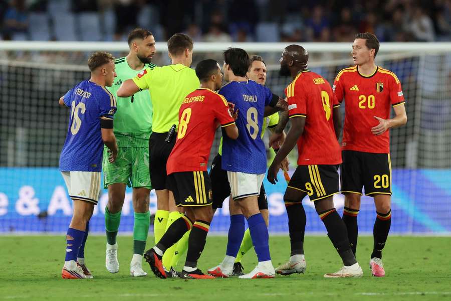 Donnarumma e Lukaku vengono divisi dai compagni di squadra