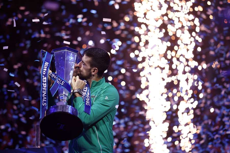Novak Djokovic med ATP Finals-trofæet.