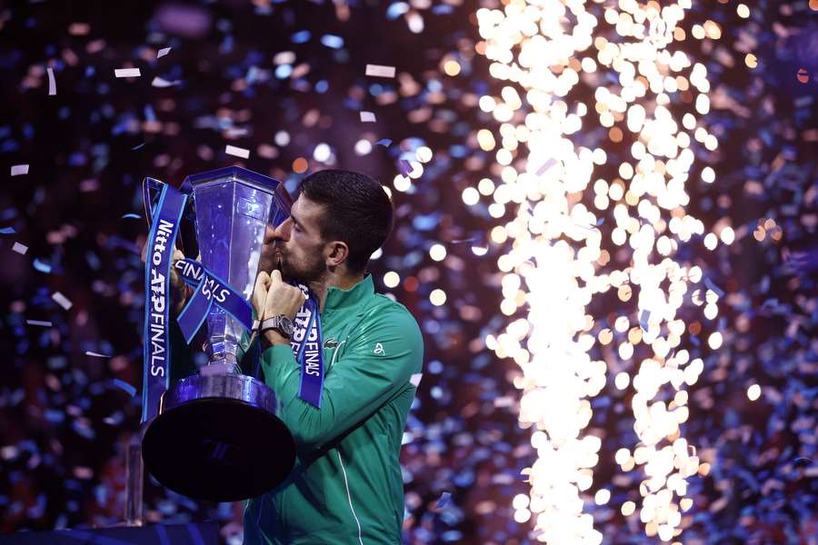 Novak Djokovic mit der Trophäe der ATP Finals.