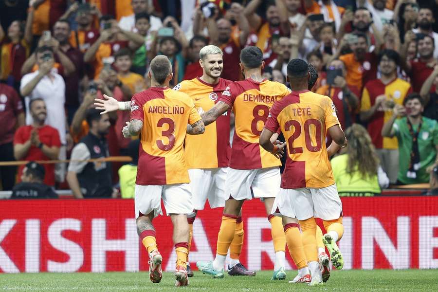 Radosť hráčov Galatasarayu po góle Icardiho.