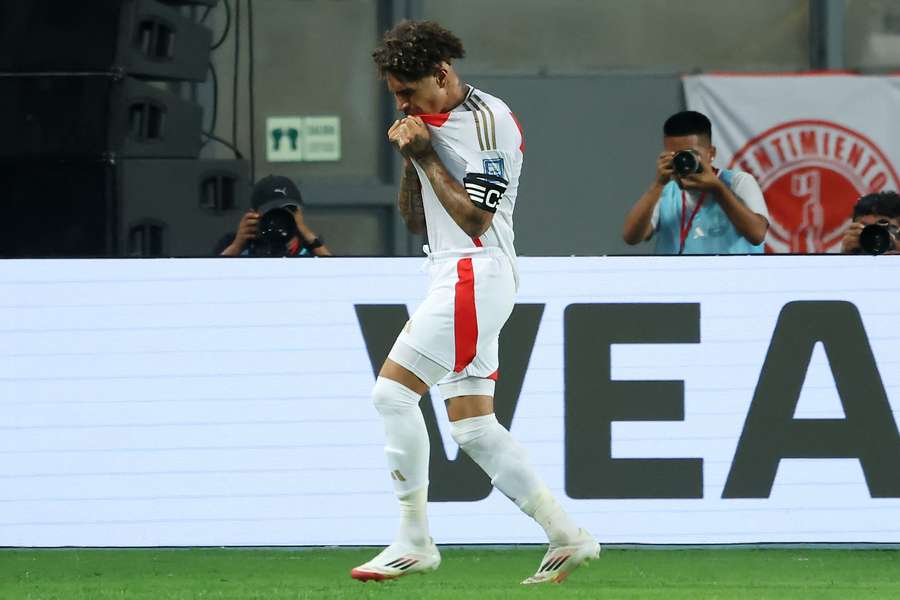 Guerrero celebra un gol con Perú. Guerrero celebra un gol con Perú.