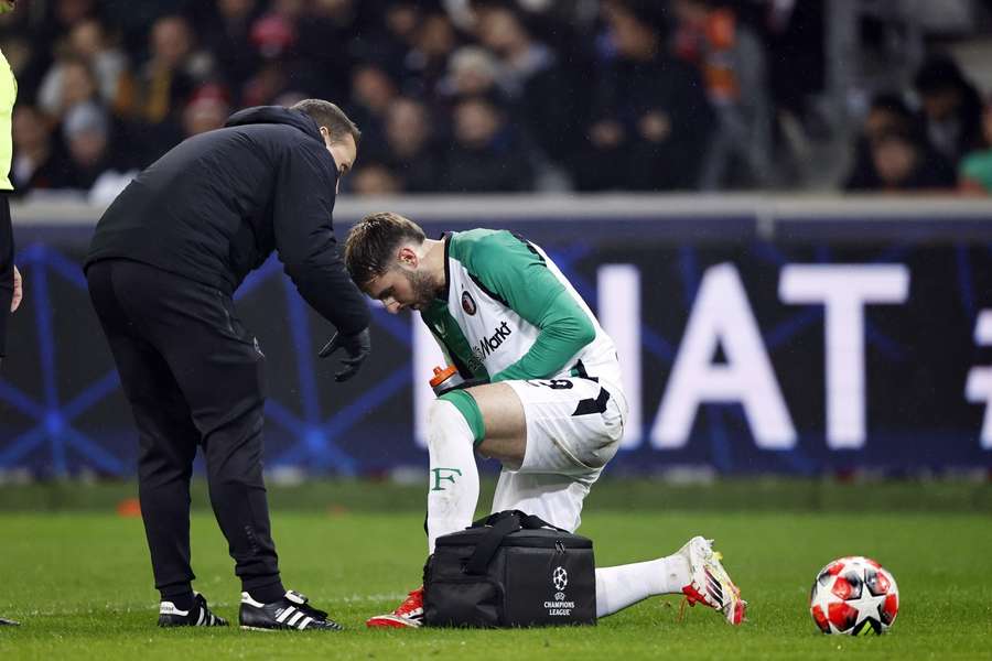 Santiago Gimenez had to come off with an injury in the Champions League game against Lille